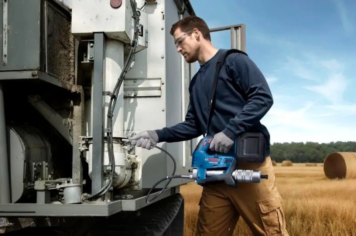 Smarownica Bosch GFP 18V-10 posiada długi wąż (1200 mm) – łatwy dostęp do trudno dostępnych punktów smarowania.